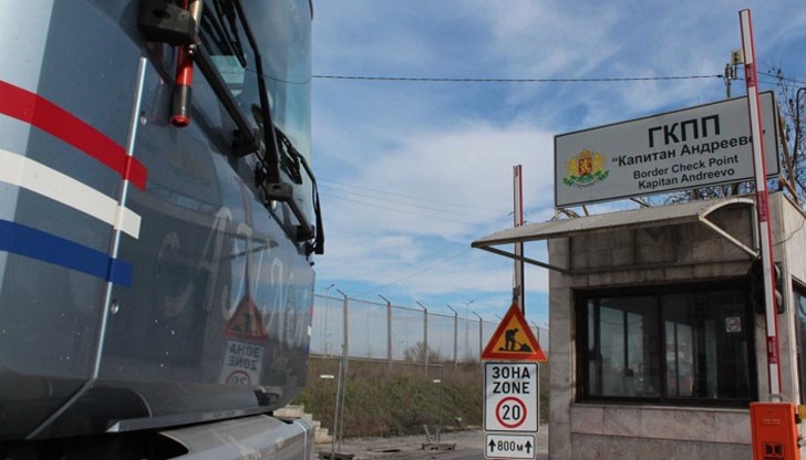 На ГКПП Лесово има 2,5 км колона от товарни автомобили На ГКПП Лесово има 2,5 км колона от товарни автомобили