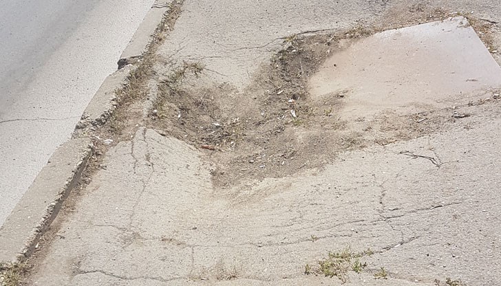 Безопасно ли е вървенето по такъв тротоар?