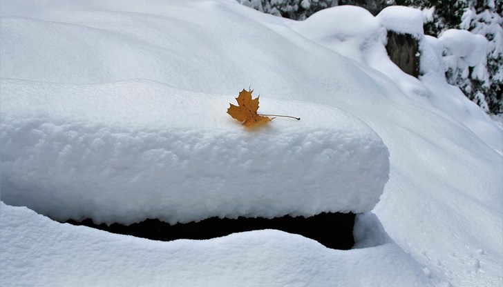 Заедно със снега в страната ни навлиза студен въздух, така че валежите от сняг, които паднат, ще се задържат