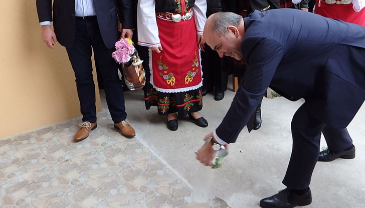 По стар български обичай министър Бисер Петков плисна менче с вода като пожела здраве и берекет