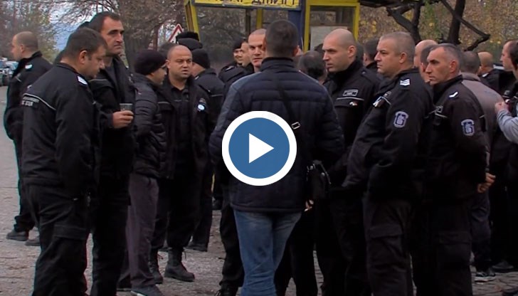 Те са на мнение, че затворниците имат повече права и удобства от служителите на затвора