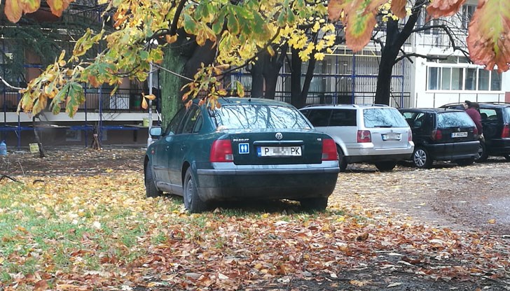 От една седмица този автомобил е паркиран в зелената площ пред блок 84 в ж.к. "Здравец"