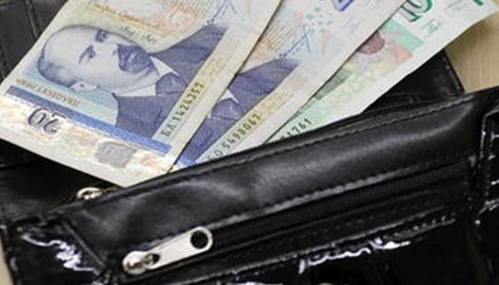 Клиент в търговския обект забелязва как 20-годишна жена бръква в чантата на друга жена Клиент в търговския обект забелязва как 20-годишна жена бръква в чантата на друга жена