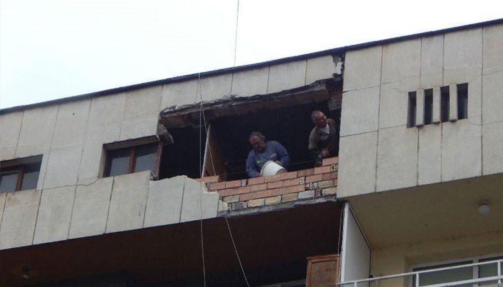 Майстори бутнаха проблемните плочи и част от стената и започнаха да зидат с тухли