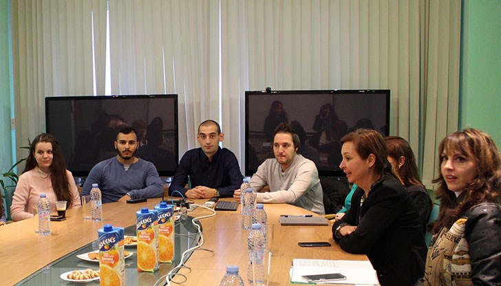Зорница Русинова се срещна със стажантите в русенската компания