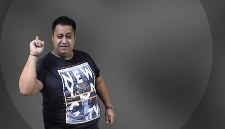 В училището отскоро в голямото междучасие по радиоуредбата децата слушат известни песни В училището отскоро в голямото междучасие по радиоуредбата децата слушат известни песни