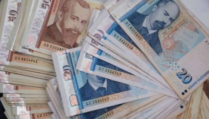 Българинът увеличава спестяванията си и намалява заемите