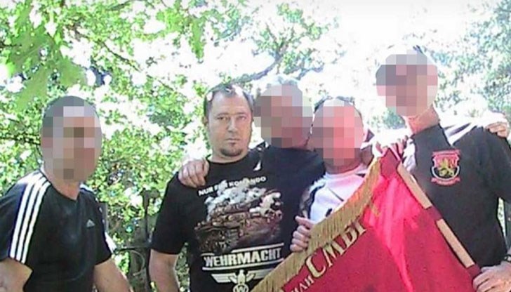 Върху дрехата има надпис „Wehrmacht” - името на въоръжените сили на Нацистка Германия Върху дрехата има надпис „Wehrmacht” - името на въоръжените сили на Нацистка Германия