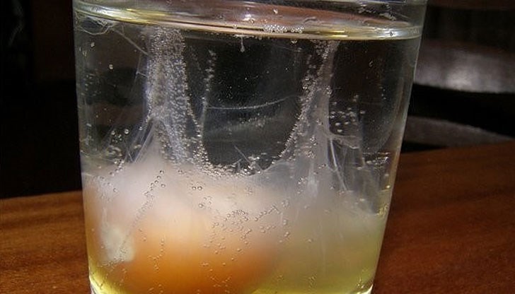 Ако счупите яйце в чаша с вода, може да разчетете какво означават образуваните фигури