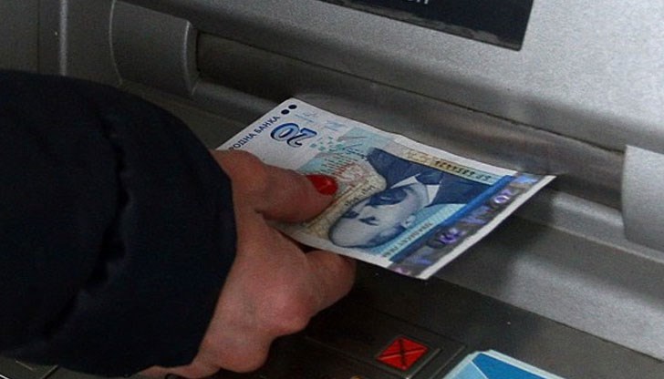 Апашите откачат диспенсъра на устройството и закачат таблет Апашите откачат диспенсъра на устройството и закачат таблет