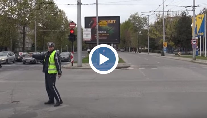 Изнервен хасковски полицай крещи на шофьор: Хайде, ба маймуно