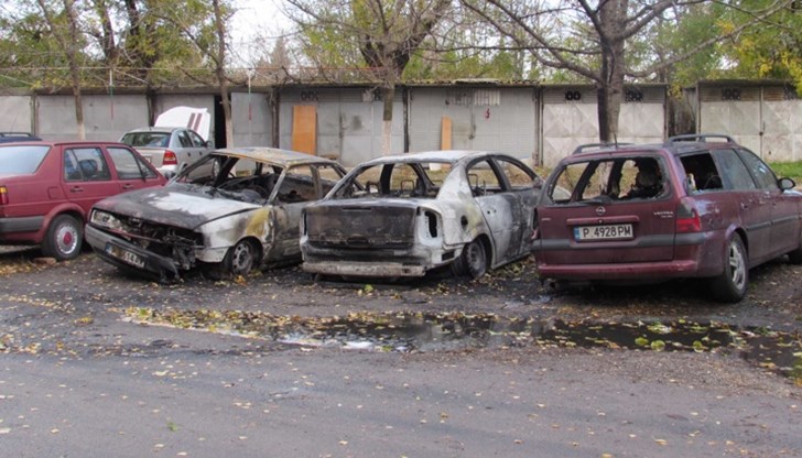 Три от колите са напълно унищожени, а останалите са с по-леки щети