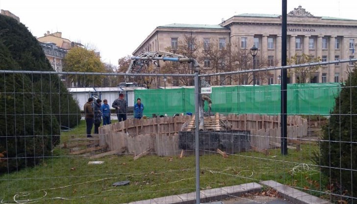 Тече основно обновяване и реставрация на фонтана в Централната градска градина на Русе
