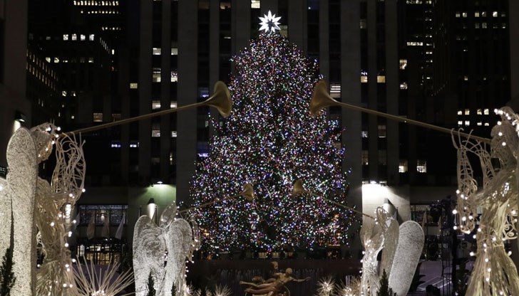 Хиляди се стекоха в Манхатън, за да наблюдават традиционното запалване на светлините