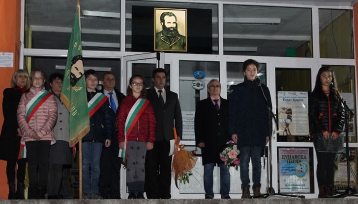 Празничната програма включваше рицитали и факелно шествие от възпитаниците на училището