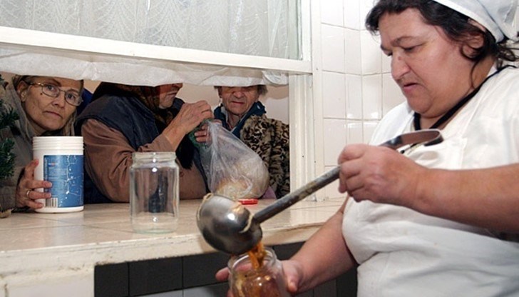 Бездомните получават топла супа за обяд и напитки, както и сандвичи за вечеря, но всеки ден трябват по 250 лева за това