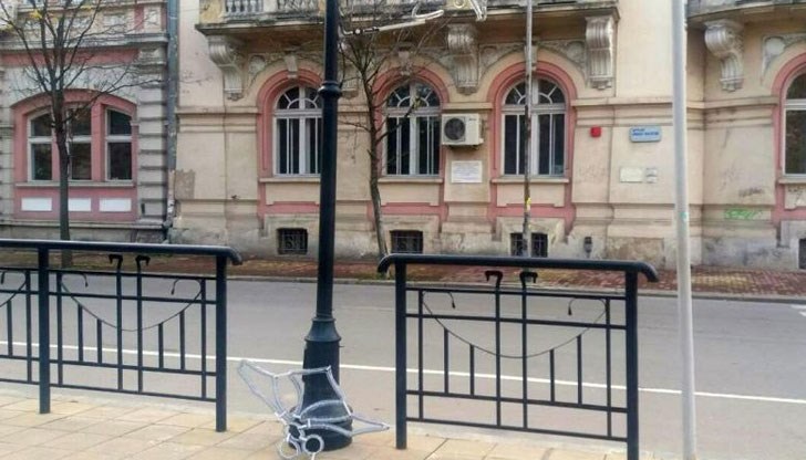 „Потърпевша“ е коледната украса на пл. „Батенберг“, непосредствено срещу входа на Регионалната библиотека