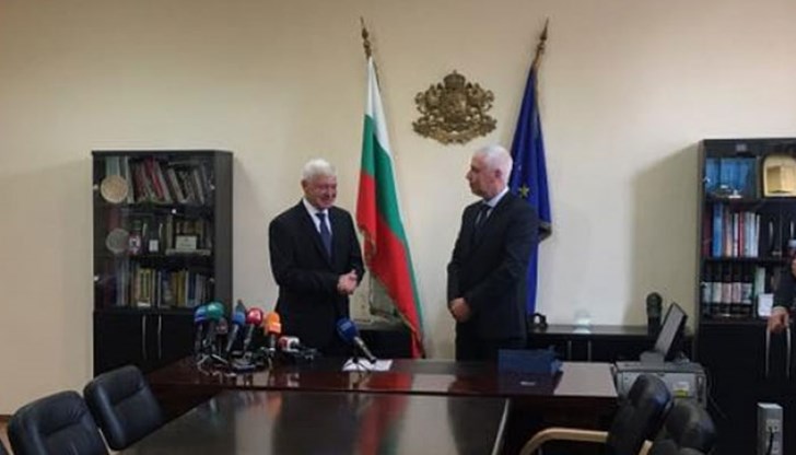 Петров остава на разположение за 24 часа, за да помага на новия министър