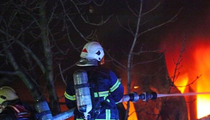 На място са изпратени 10 пожарни автомобила На място са изпратени 10 пожарни автомобила