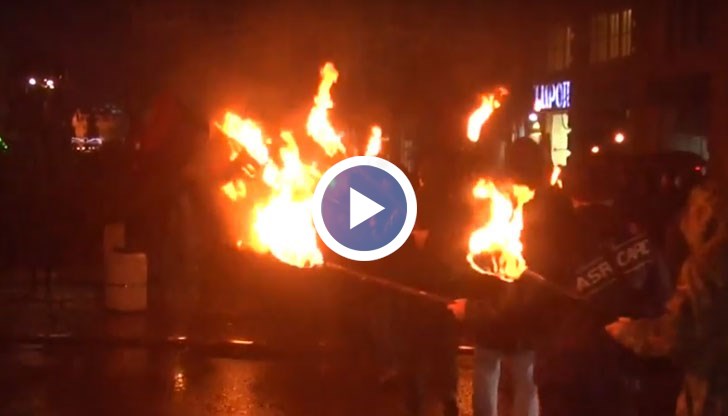 Русенци се събраха пред паметника на Стефан Караджа, за да запалят факли, с които да напомнят за трагичните последствия за близо 600 хиляди българи