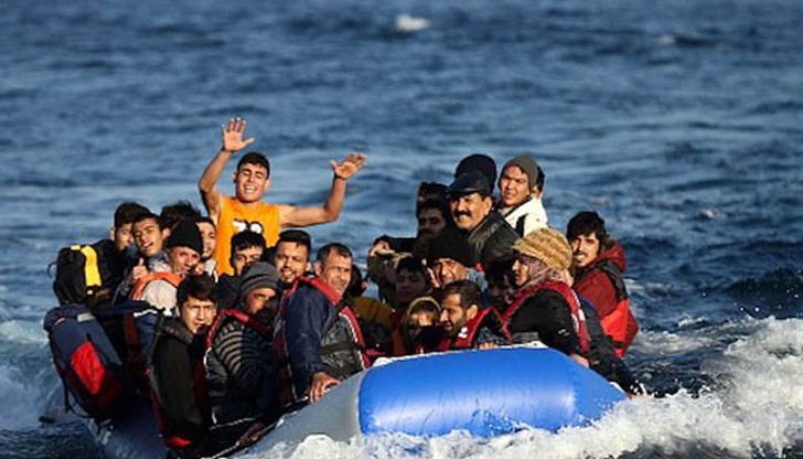 Корабът, участващ в мисия на европейската агенция за гранична охрана „Фронтекс“, е забелязал лодката в териториалните води на Гърция