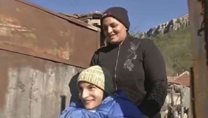 На 41-годишната жена й се налага да бута инвалидната количка на сина си 4 километра, за да може той да учи