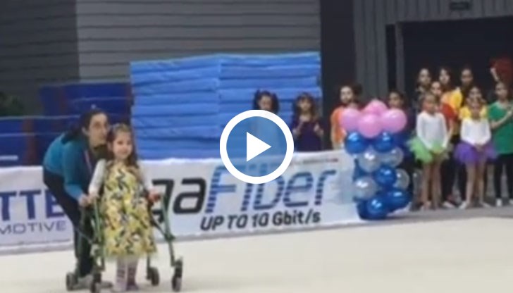 Въпреки, че малкото момиченце се придвижва с проходилка, желанието й да танцува е по-голямо от диагнозата