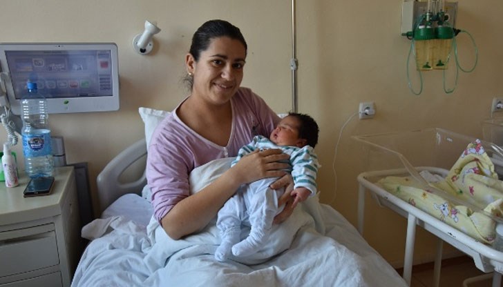 Малката Василена тежи 5,250 кг.