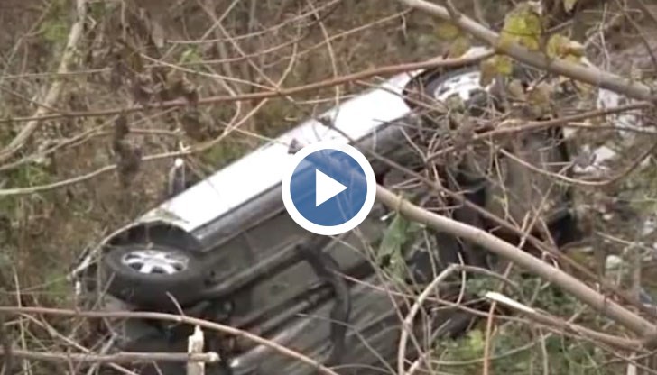 Лек автомобил с трима души е изхвърчал от пътя и се е преобърнал