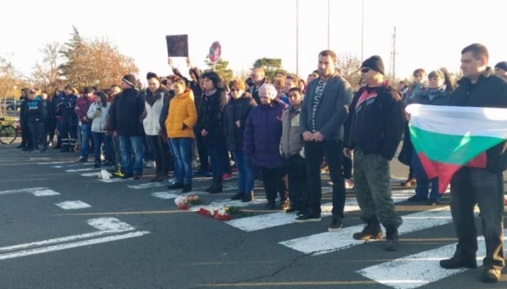 Хората оставиха карамфили по пешеходната пътека, където вчера беше убит ученик