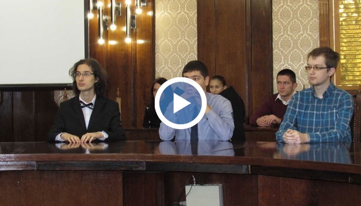 Двама ученици и един студент с международни постижения в музиката, математиката и програмирането бяха отличени с награда „Русе – 21-и век“