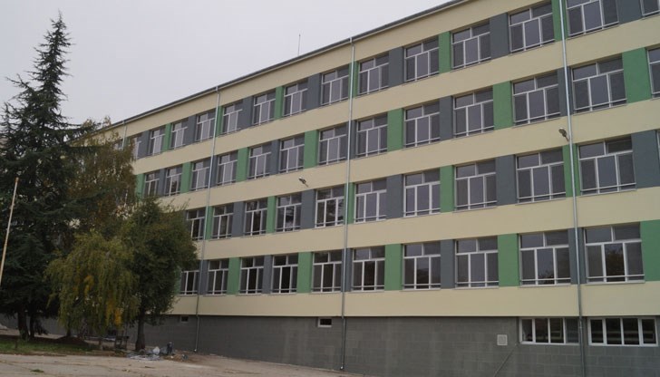 Устройството е било поставено в дамската тоалетна на третия етаж в едно от най-елитните училища в града Устройството е било поставено в дамската тоалетна на третия етаж в едно от най-елитните училища в града