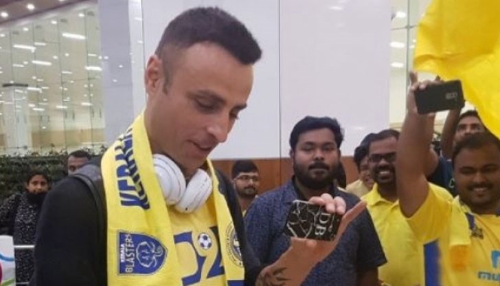 Джон Джонсън се пошегува с българския нападател Джон Джонсън се пошегува с българския нападател