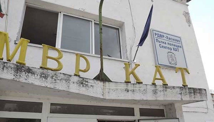 Той е полицейски инспектор в отдела за регистрация на автомобили Той е полицейски инспектор в отдела за регистрация на автомобили