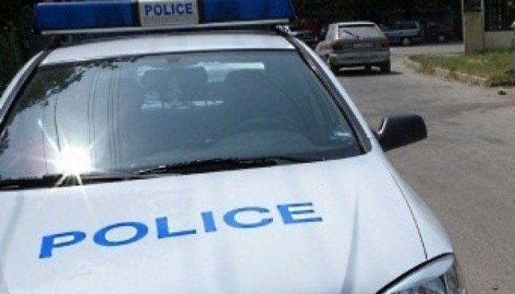 Момчетата задигат "Форд" от паркинг в квартал "Родина"