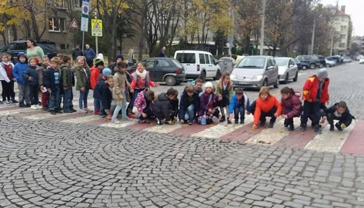Децата полагали цветя на пешеходна пътека, когато "дамата" с Мерцедес-чето решила, че бърза