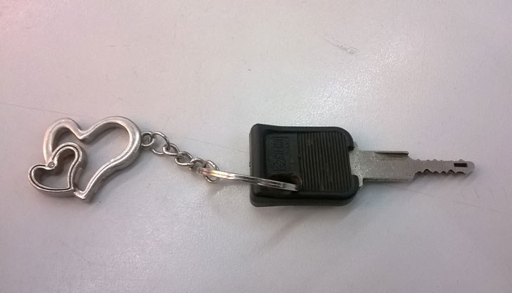 На паркинга пред магазина е намерен автомобилен ключ На паркинга пред магазина е намерен автомобилен ключ