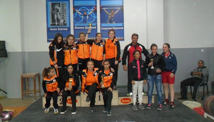 Русенските щангисти се завръщат от Държавното отборно първенство с две първи, две втори и две трети места Русенските щангисти се завръщат от Държавното отборно първенство с две първи, две втори и две трети места