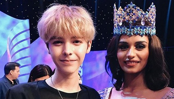 Младият певец има афинитет към красиви девойки