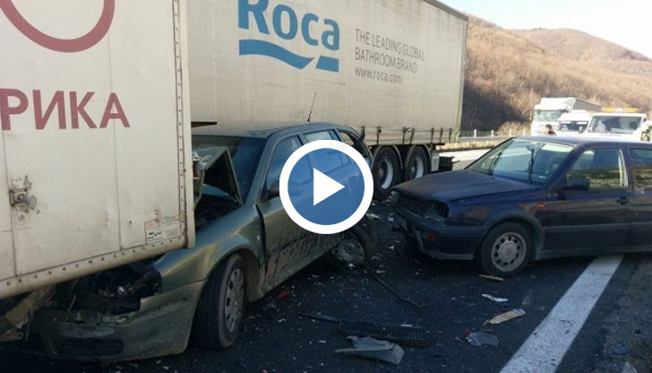 Сблъсъкът между два камиона и три автомобила е станал в платното в посока Бургас, малко след тунел Траянови врата