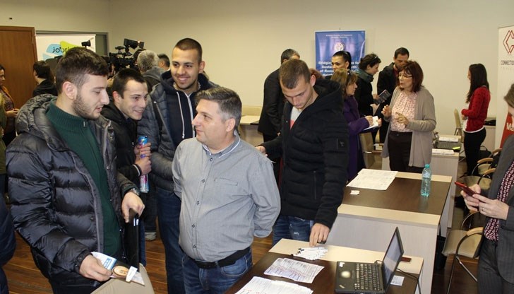 Повече от 15 различни позиции за работа са обявили фирмите-участници, като за част от тях има възможност за работа и от дома