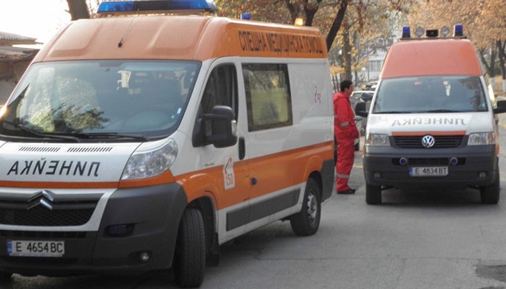 По неофициална информация бивш полицай е прострелял двама души, които са починали, а трети човек е ранен