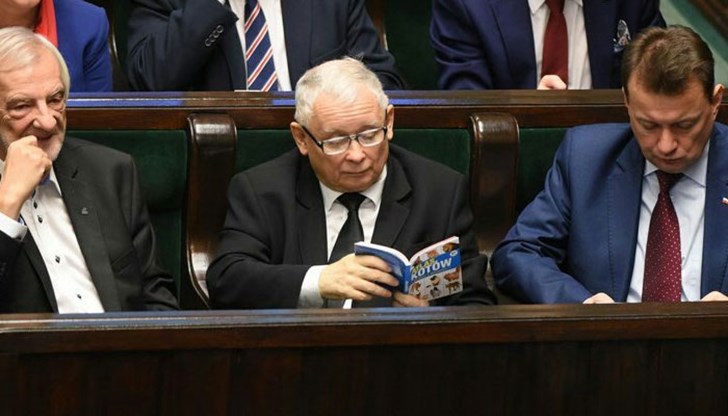 Ярослав Качински изглежда изцяло погълнат от малката книжка "Атлас на котките"