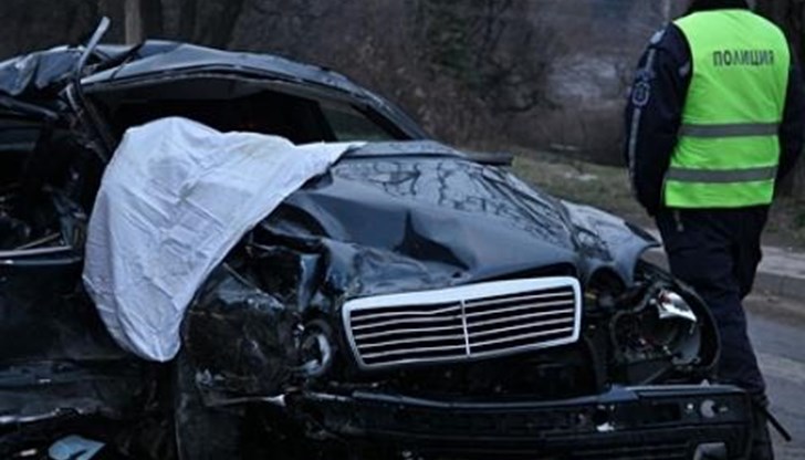 Лек автомобил и камион са се блъснали челно