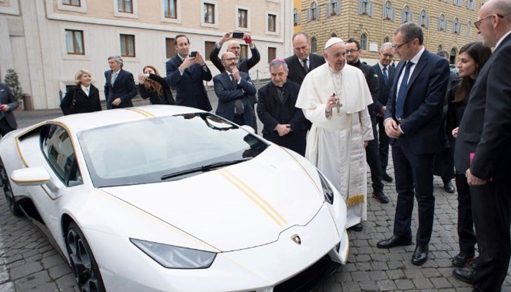 Главата на римокатолическата църква прие автомобила, но няма да го задържи