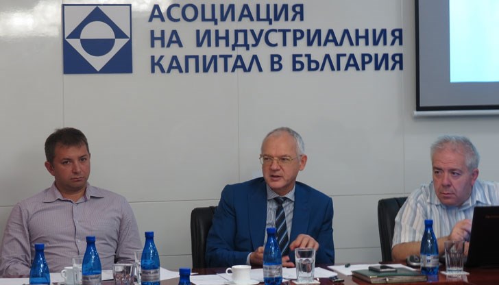 С гласуваните на 23 ноември 2017 г. от Народното събрание законодателни промени безспорно е направена крачка напред за решаване на огромните проблеми с осигуряването на човешки ресурси