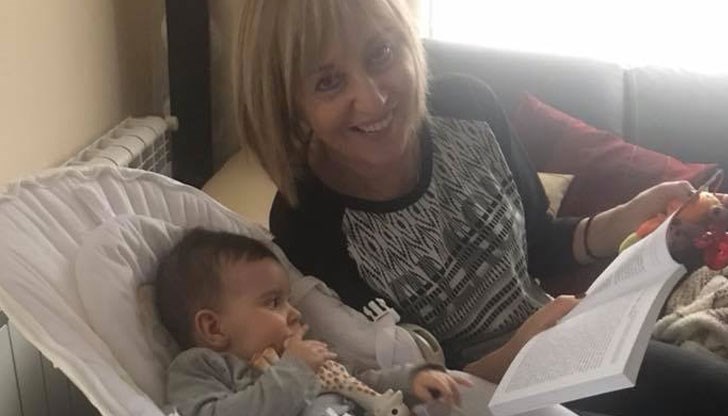 Омбудсманът чете приказки на шестмесечния си внук Максим, който бе кръстен на нея