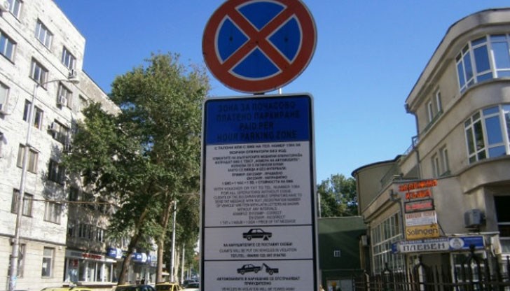 Работата на снегопочистващата техника винаги е била затруднявана от паркиралите по малките улици на Русе автомобили Работата на снегопочистващата техника винаги е била затруднявана от паркиралите по малките улици на Русе автомобили