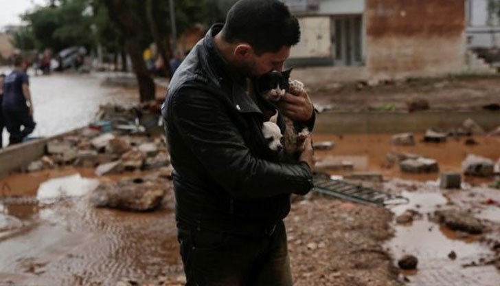 Наводненията в покрайнините на столицата Атина убиха най-малко 13 души Наводненията в покрайнините на столицата Атина убиха най-малко 13 души