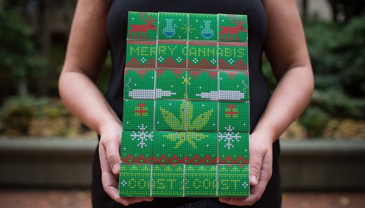 Коледният календар се състои от 24 малки кутийки, които съдържат трева, лакомства с канабис или и двете заедно
